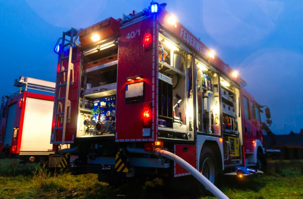 Wzmocnienie floty straży pożarnej powiatu świdnickiego: prezentacja dwóch nowych samochodów rozpoznawczo-ratowniczych